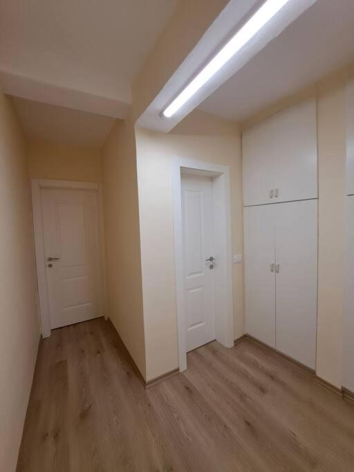Quiet, Cozy, Luminous Apartman Tirana